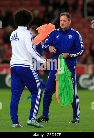 Chelsea erster Teamtrainer Steve Holland (rechts) mit Willian während des Warm-Up vor dem Spiel der Barclays Premier League im Britannia Stadium, Stoke-on-Trent. Stockfoto