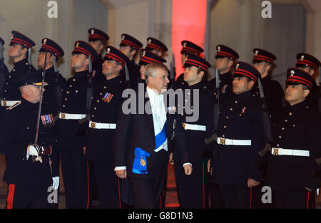 Der Herzog von York inspiziert eine Ehrenwache, als er am zweiten Tag des Staatsbesuchs des chinesischen Präsidenten Xi Jinping an einem Bankett in der Londoner Guildhall teilnimmt. Stockfoto