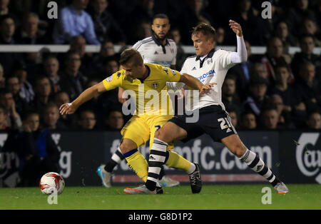 Fußball - Sky Bet Championship - Fulham gegen Leeds United - Craven Cottage. Leeds United's Gaetano Berardi (links) kämpft mit Fulhams Lasse Vigen Christensen um den Ballbesitz (rechts) Stockfoto