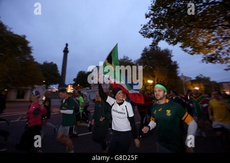 Rugby Union - 1995 Südafrika-Wm-Siegerteam - Jog The Memory Run - Trafalgar Square. Südafrika-Fans während des „Jog the Memory“, zwei Meilen (3,2 km) vom Trafalgar Square in London entfernt. Stockfoto