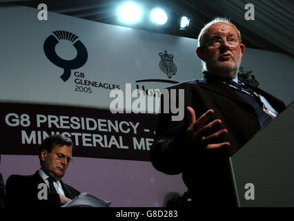 Innenminister Charles Clarke hält eine Abschlussrede an der Seite von Generalanwalt Lord Goldsmith. Stockfoto