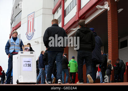 Fans von Stoke City kommen zum Barclays Premier League-Spiel im Britannia Stadium, Stoke, am Boden an. Stockfoto