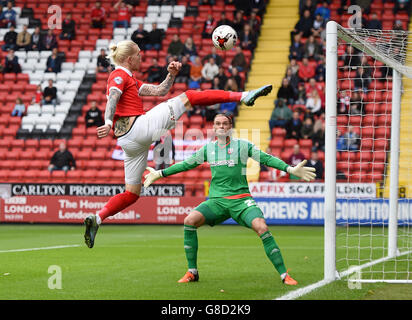 Simon Makienok von Charlton Athletic versucht als Brentford eine akrobatische Bewegung Torwart David Button sieht an Stockfoto