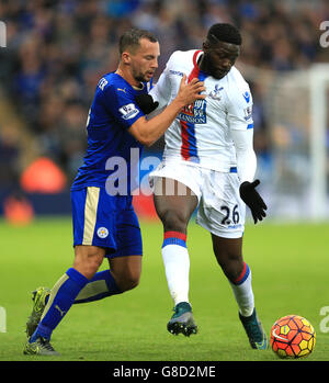 Daniel Drinkwater von Leicester City (links) und Chris Kettings von Crystal Palace kämpfen während des Barclays Premier League-Spiels im King Power Stadium in Leicester um den Ball. Stockfoto