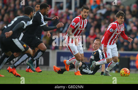 Bojan Krkic von Stoke City läuft während des Spiels der Barclays Premier League im Britannia Stadium in Stoke vor der Watford-Verteidigung. Stockfoto