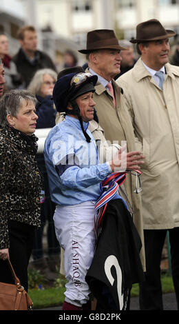 Jockey Frankie Dettori, der Reiter der Foundation, und sein Trainer John Gosden (Mitte) sehen sich die Wiederholung der Racing Post Trophy am zweiten Tag des Racing Post Trophy Wochenendes auf der Doncaster Racecourse an. Stockfoto