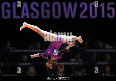 Gymnastik - Weltmeisterschaften 2015 - Tag zwei - das SSE Hydro. Der Australier Georgia Godwin tritt am zweiten Tag der Weltmeisterschaften im Gymnastik-Bereich 2015 beim SSE Hydro, Glasgow, auf dem Balance Beam an. Stockfoto