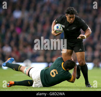 Der Neuseeländer Julian Savea wird vom Südafrikaner Francois Louw (links) während der Rugby-Weltmeisterschaft, dem Halbfinale im Twickenham Stadium, London, angegangen. Stockfoto