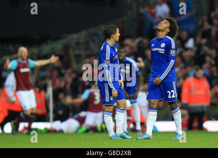 Chelsea's Willian (rechts) und Eden Hazard sehen niedergeschlagen aus, als West Ham United ihr zweites Tor beim Barclays Premier League Spiel im Upton Park, London, feiern. Stockfoto