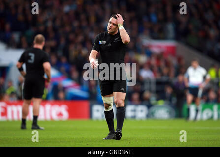 Der Neuseeländer Dan Carter scheint während der Rugby-Weltmeisterschaft, dem Halbfinale im Twickenham Stadium, London, niedergeschlagen zu sein. Stockfoto