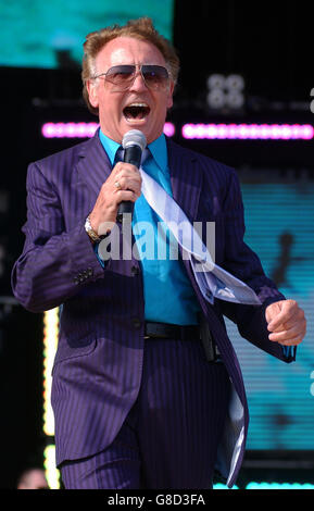 T4 am Strand. Tony Christie tritt auf der Bühne auf. Stockfoto