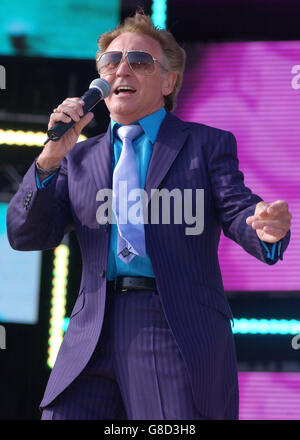 T4 am Strand. Tony Christie tritt auf der Bühne auf. Stockfoto