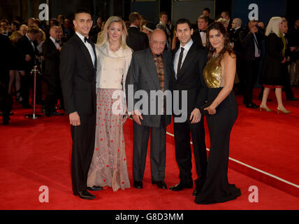 Mohamed Al-Fayed und seine Familie nahmen an der Weltpremiere von Spectre in der Royal Albert Hall in London Teil. DRÜCKEN SIE VERBANDSFOTO. Bilddatum: Montag, 26. Oktober 2015. Siehe PA Story: SHOWBIZ Bond. Bildnachweis sollte lauten: Anthony Devlin/PA Wire Stockfoto