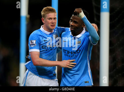 Kevin De Bruyne von Manchester City (links) feiert mit Teamkollege Kelechi Iheanacho, nachdem er beim Spiel der vierten Runde des Capital One Cup im Etihad Stadium in Manchester das zweite Tor erzielt hatte. Stockfoto