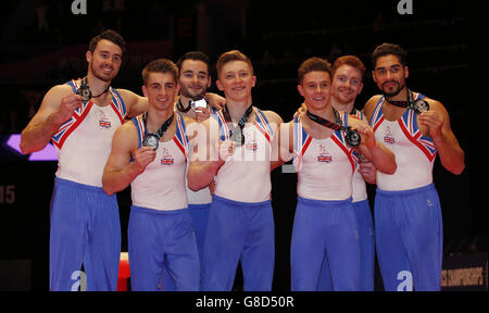 Großbritannien (von links nach rechts) Kristian Thomas, Max Whitlock, James Hall, Nile Wilson, Brinn Bevan, Daniel Purvis und Louis Smith, nachdem sie am sechsten Tag der Weltmeisterschaften 2015 im SSE Hydro in Glasgow Silber im Mannschaftsfinale der Männer gewonnen hatten. Stockfoto