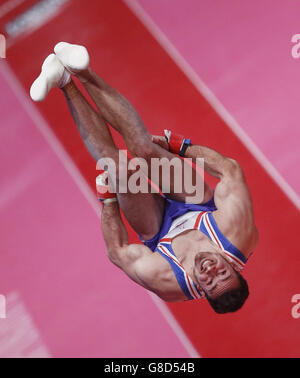 Der britische Kristian Thomas tritt am 6. Tag der Weltmeisterschaften im Gymnastik-Bereich 2015 beim SSE Hydro in Glasgow am Vault Table an. Stockfoto