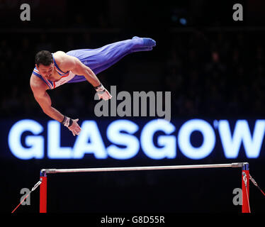 Der britische Kristian Thomas tritt am sechsten Tag der Weltmeisterschaften der Gymnastik 2015 bei der SSE Hydro, Glasgow, an der Horizontalen Bar an. Stockfoto