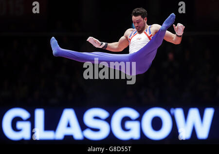 Der britische Kristian Thomas tritt am sechsten Tag der Weltmeisterschaften der Gymnastik 2015 bei der SSE Hydro, Glasgow, an der Horizontalen Bar an. Stockfoto