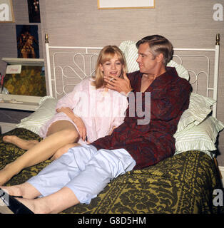 Der amerikanische Schauspieler George Peppard mit der britischen Schauspielerin Judy Geeson filmt eine Szene aus dem Film "The Executioner", der in London, Athen und Korfu gedreht wird. Stockfoto