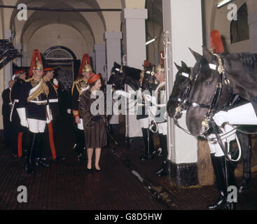 Die Königin, Oberst der sieben Regimenter der Haushaltsdivision, besucht den Rettungsdienst der Königin in Horse Guards, London. Ihre Majestät besuchte das neu verschmolzene Regiment Blues und Royal, die an diesem Tag die Garde gefunden hatten. Stockfoto