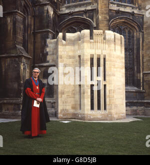 Reverend Robert Woods, Dekan von Windsor, vor der St. George's Chapel in Windsor Castle, Berkshire. Das hellere Gebäude (im Vordergrund), das auf St. George's gebaut ist, ist die King George VI Memorial Chapel, die in Anwesenheit der Königin eingeweiht wird. Die neue Kapelle wurde zu St. George's als Denkmal für König Georg VI. Und seine Ruhestätte hinzugefügt. Stockfoto