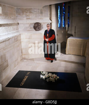 Reverend Robert Woods, Dekan von Windsor, befindet sich in der kleinen King George VI Memorial Chapel, der letzten Ruhestätte des Königs. Die Kapelle ist an der St. George's Chapel in Windsor gebaut. Stockfoto