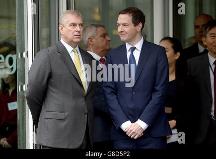 Der Herzog von York (links) spricht mit dem Kanzler George Osborne (Mitte) während des Staatsbesuchs des chinesischen Präsidenten Xi Jinping, London. Stockfoto