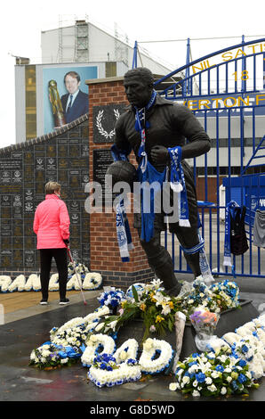 Blumengebete an der Dixie Dean Statue vor der Beerdigung von Howard Kendall im Goodison Park, Liverpool. Stockfoto