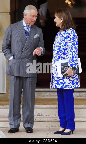 Der Prinz von Wales und Segolene Royal (rechts) verlassen ein Treffen über Wälder und Klimawandel im Lancaster House in London, bevor die COP21 UN-Klimakonferenz in Paris ansteht. Stockfoto