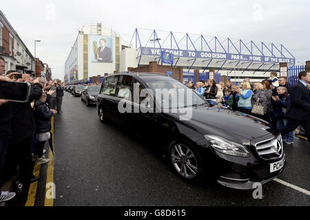 Fußball - Howard Kendall Funeral. Howard Kendall's Leichenschauplatz passiert den Goodison Park, Liverpool. Stockfoto