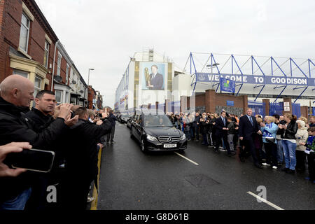 Fußball - Howard Kendall Funeral. Howard Kendall's Leichenschauplatz passiert den Goodison Park, Liverpool. Stockfoto