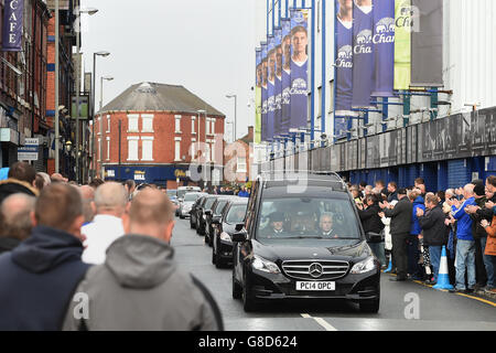 Fußball - Howard Kendall Funeral. Howard Kendall's Leichenschauplatz passiert den Goodison Park, Liverpool. Stockfoto