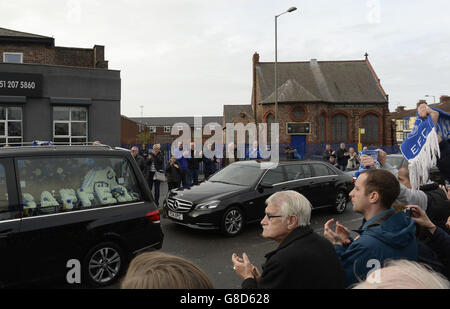 Fußball - Howard Kendall Funeral. Trauerjäger säumen die Goodison Street, während die Leichenhalle vor der Beerdigung von Howard Kendall im Goodison Park, Liverpool, vorbeigeht. Stockfoto