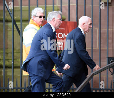 Fußball - Howard Kendall Funeral. Sir Alex Ferguson macht sich vor dem Trauerdienst von Howard Kendall in der Anglikanischen Kathedrale von Liverpool auf den Weg in die Kathedrale. Stockfoto