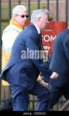 Fußball - Howard Kendall Funeral. Sir Alex Ferguson macht sich vor dem Trauerdienst von Howard Kendall in der Anglikanischen Kathedrale von Liverpool auf den Weg in die Kathedrale. Stockfoto