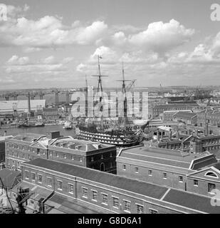 Die Holzmauern von vor 200 Jahren ragen in diesem Bild von HMS Victory in Portsmouth als Schrein der nationalen Seetradition inmitten der Ausbreitung eines modernen Marinestützpunktes hervor. Stockfoto