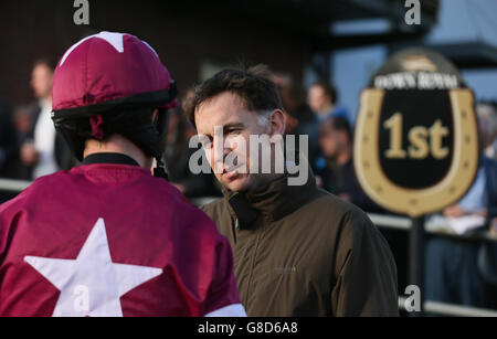 Identity Thief's Jockey Bryan Cooper und Trainer Henry De Bromhead während des ersten Tages des 2015 Northern Ireland Festival of Racing auf der Down Royal Racecourse, Lisburn, County Down. Stockfoto