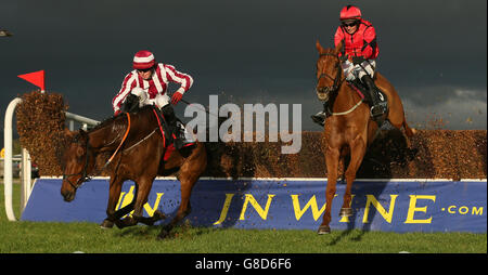 Topper Thornton mit Adrian Heskin gewinnt die Porter & Co. Anfänger Steeplechase am ersten Tag des 2015 Northern Ireland Festival of Racing auf der Down Royal Racecourse, Lisburn, County Down. Stockfoto