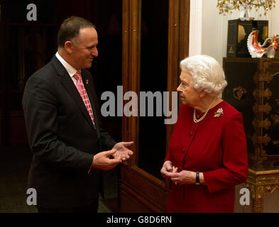 Königin Elizabeth II begrüßt den neuseeländischen Premierminister John Key bei einer Audienz im Windsor Castle in Berkshire. Stockfoto