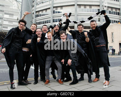 Fans von Newcastle United, die sich vor dem St James' Park als Vampire verkleidet haben Stockfoto