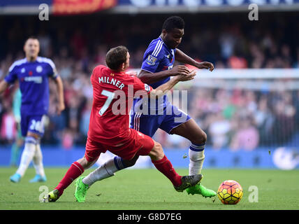 Chelsea's Jon Obi Mikel (rechts) und Liverpool's James Milner kämpfen während des Spiels der Barclays Premier League in Stamford Bridge, London, um den Ball. Stockfoto