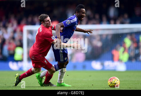 Der Chelsea-Gegner Jon Obi Mikel (rechts) wird während des Spiels der Barclays Premier League in Stamford Bridge, London, von Liverpools James Milner gefoult. Stockfoto