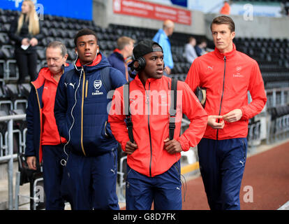 Arsenals Joel Campbell (Mitte), Alex Iwobi (links) und Torwart Matthew Macey (rechts) vor dem Spiel der Barclays Premier League im Liberty Stadium, Swansea. Stockfoto