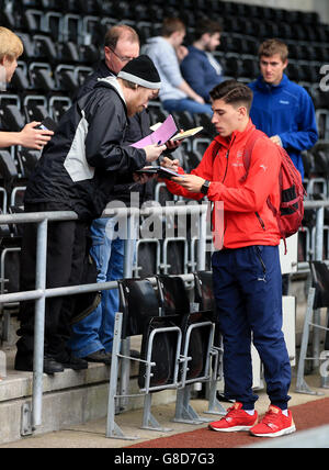 Fußball - Barclays Premier League - Swansea City / Arsenal - Liberty Stadium. Hector Bellerin von Arsenal unterzeichnet vor dem Spiel der Barclays Premier League im Liberty Stadium, Swansea, ein Autogramm. Stockfoto