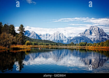 Ein paar Kanus am Oxbow Bend des Snake River mit Mount Moran reflektiert in den stillen Wassern. Grand Teton, Wyoming. Stockfoto