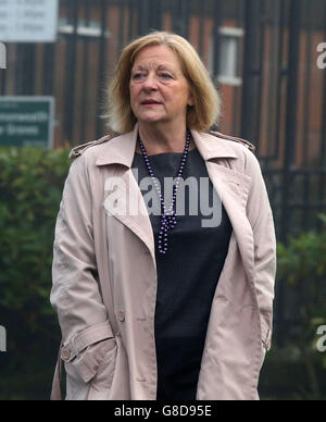 Linda Fabiani MSP nimmt an der Beerdigung von Darshan Singh Chhokar im Maryhill Crematorium in Glasgow Teil. Stockfoto