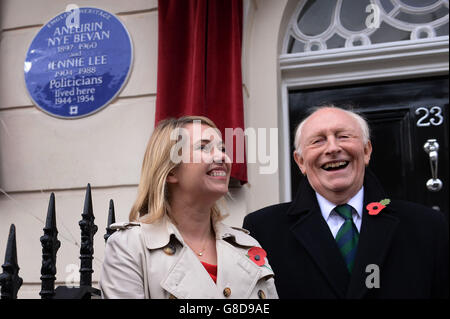 Der ehemalige Labour-Vorsitzende Lord Kinnock mit Aneurin Bevans großer Nichte, Jaselle Williams, nachdem er eine blaue Tafel des englischen Kulturerbes am Cliveden Place 23 in Chelsea, London, dem ehemaligen Wohnsitz von Aneurin Bevan und Jennie Lee, enthüllt hatte. Stockfoto