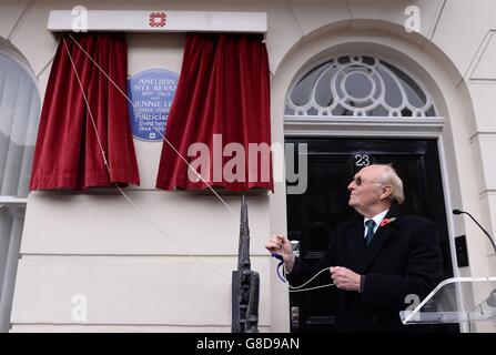 Lord Kinnock, ehemaliger Labour-Führer, enthüllt eine blaue Tafel des englischen Kulturerbes am Cliveden Place 23 in Chelsea, London, dem ehemaligen Wohnsitz von Aneurin Bevan und Jennie Lee. Stockfoto