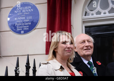 Der ehemalige Labour-Vorsitzende Lord Kinnock mit Aneurin Bevans großer Nichte, Jaselle Williams, nachdem er eine blaue Tafel des englischen Kulturerbes am Cliveden Place 23 in Chelsea, London, dem ehemaligen Wohnsitz von Aneurin Bevan und Jennie Lee, enthüllt hatte. Stockfoto