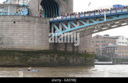 Die britische Abenteurerin Sarah Outen kajaks unter der Tower Bridge, London, um ihre viereinhalb Jahre London2London: Via the World Expedition zu absolvieren, die ihre Radtour, Kajak und Rudern 25,000 Meilen um die Welt gesehen hat. Stockfoto